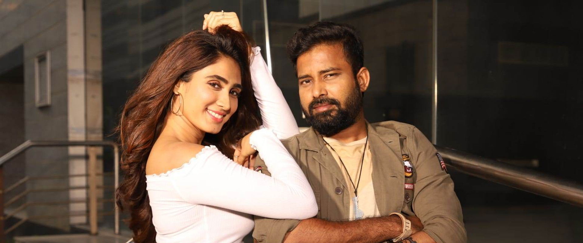 Naanum Single Thaan backdrop