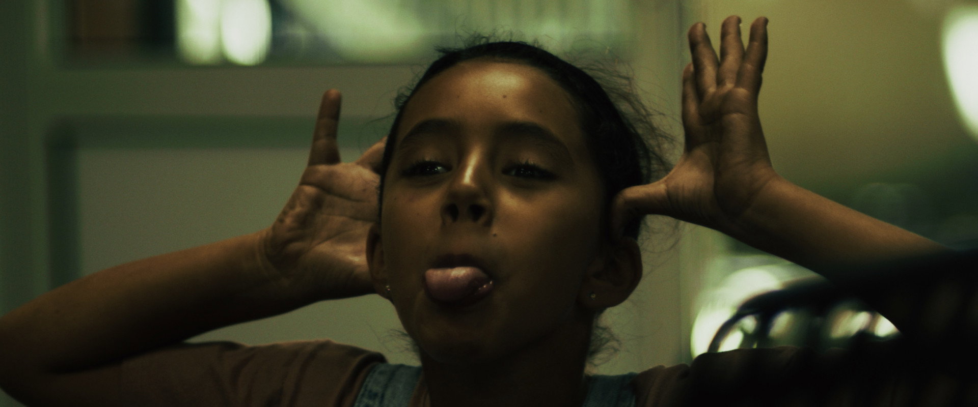 Notre Enfance backdrop