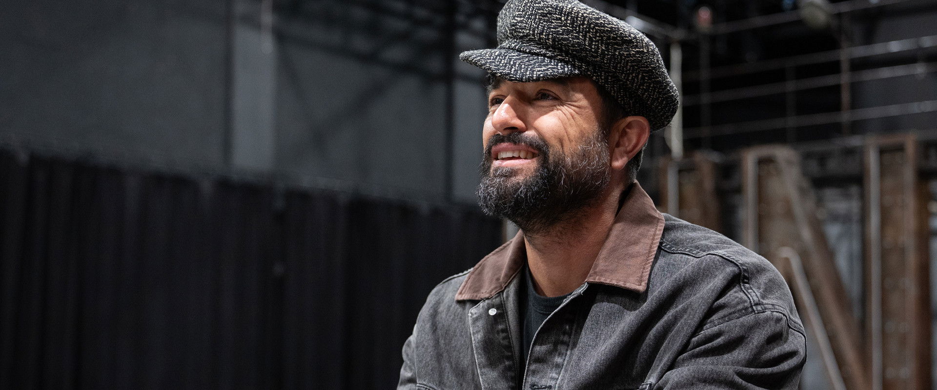 Singer: Cameri backdrop