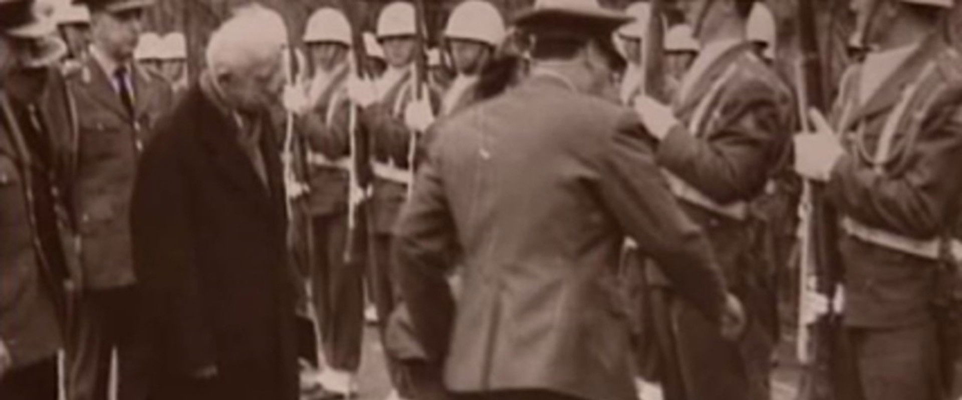 12 Mart: Colonel backdrop