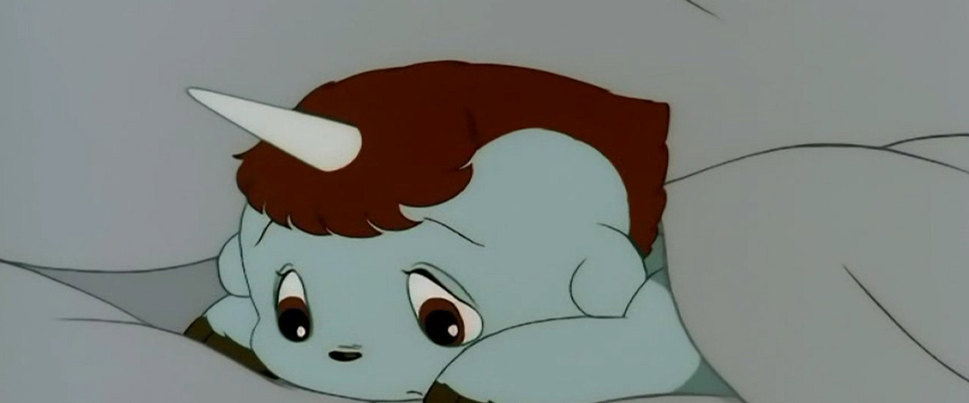 Unico: Black Cloud and White Feathers backdrop