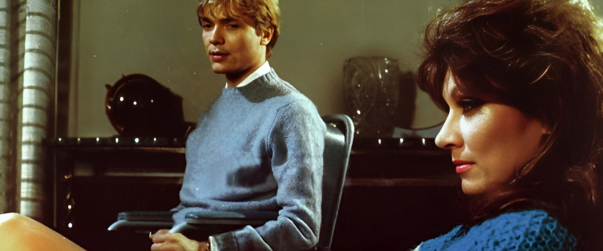 Senza vergogna backdrop