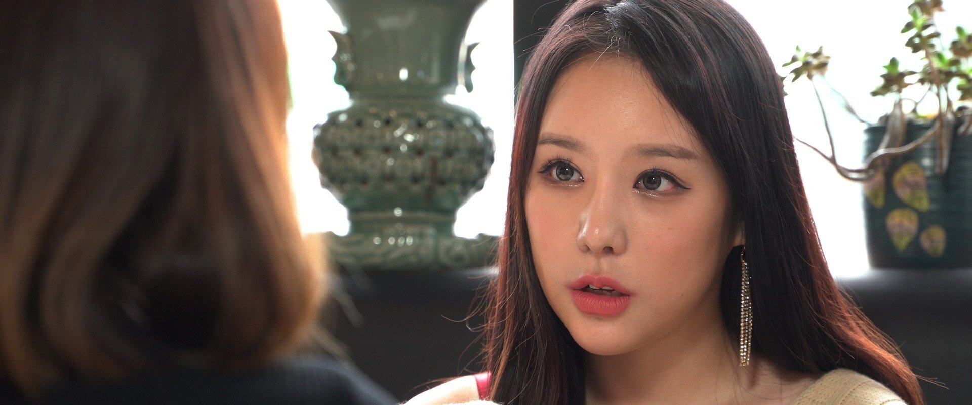 Bosomy Tae-hee backdrop
