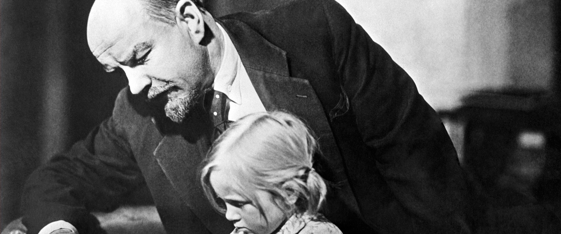 Lenin in 1918 backdrop