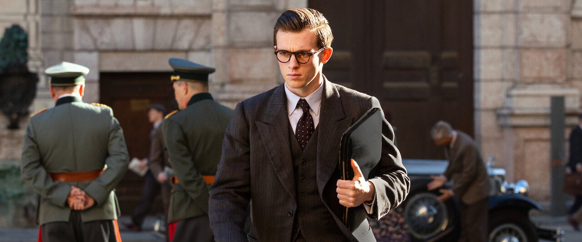 Munich – The Edge of War backdrop