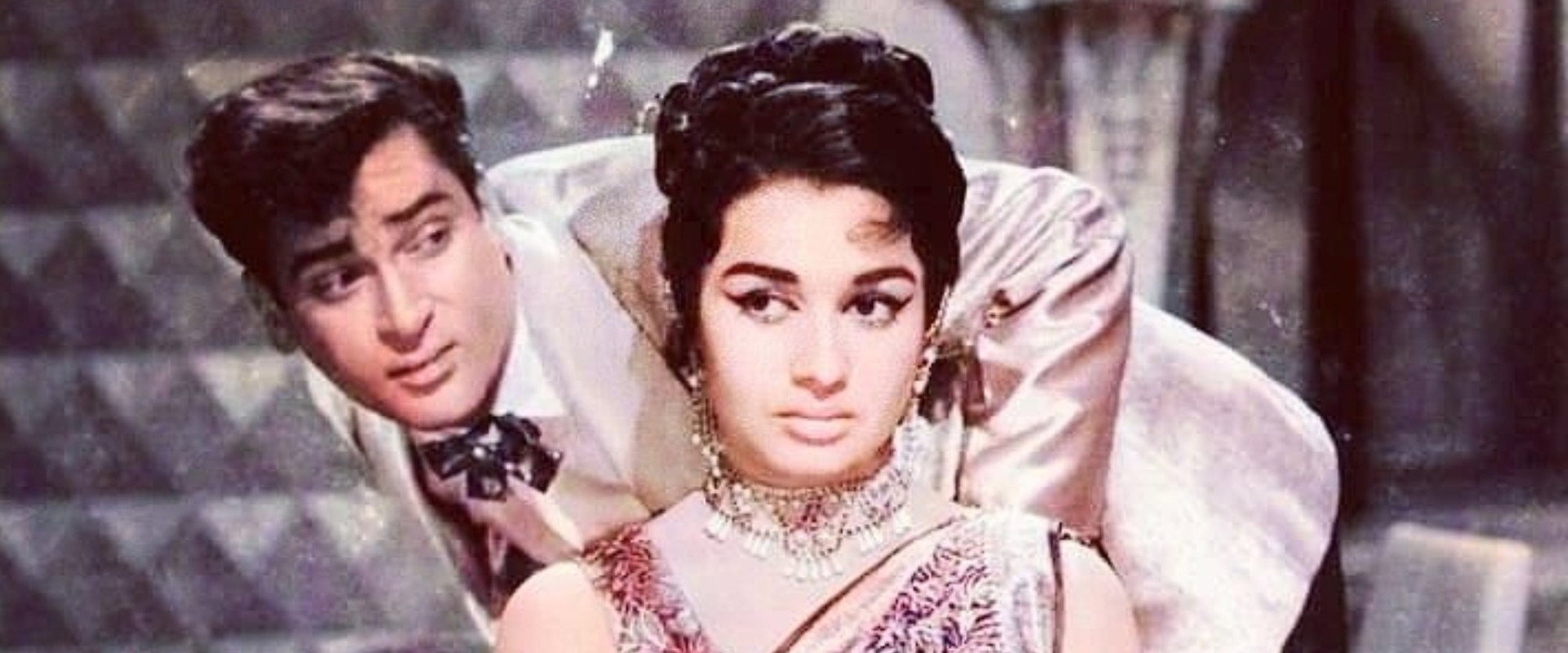 Teesri Manzil backdrop