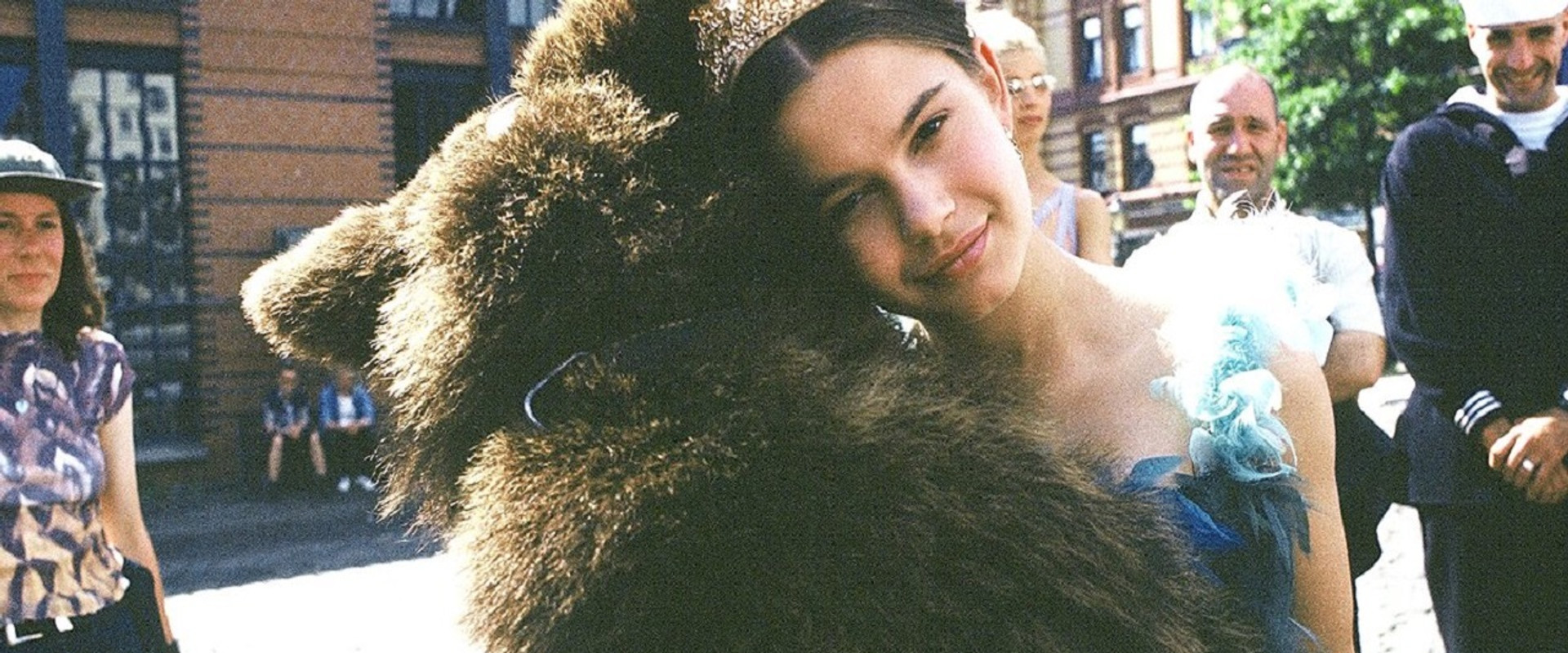 Bear's Kiss backdrop