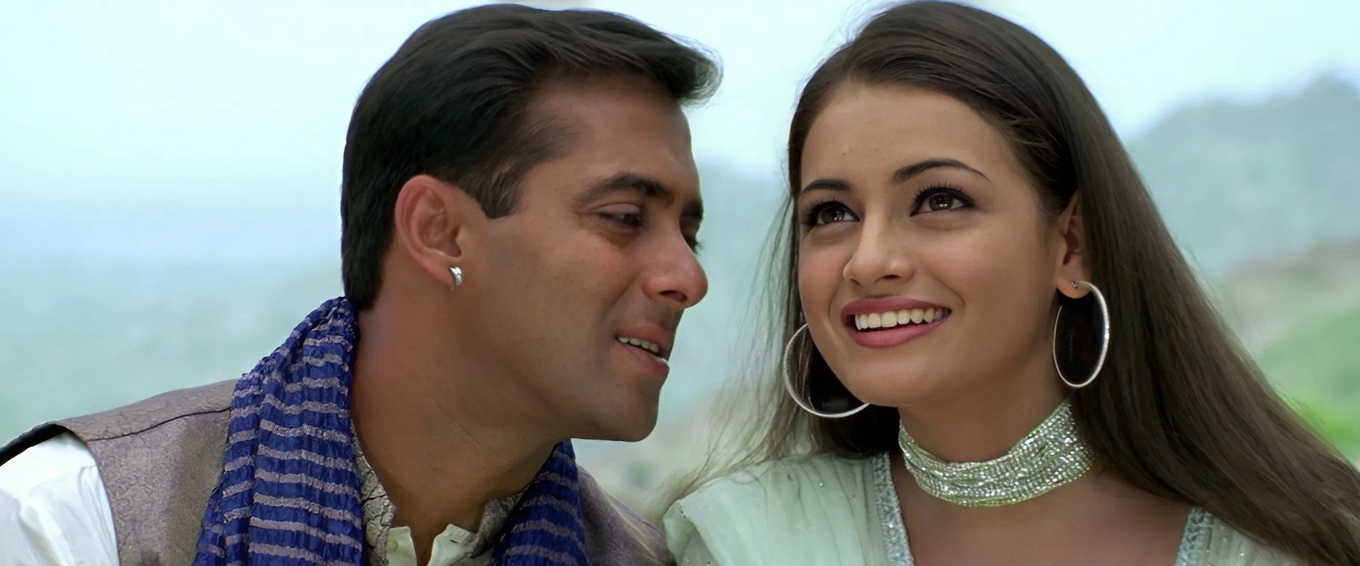 Tumko Na Bhool Paayenge backdrop