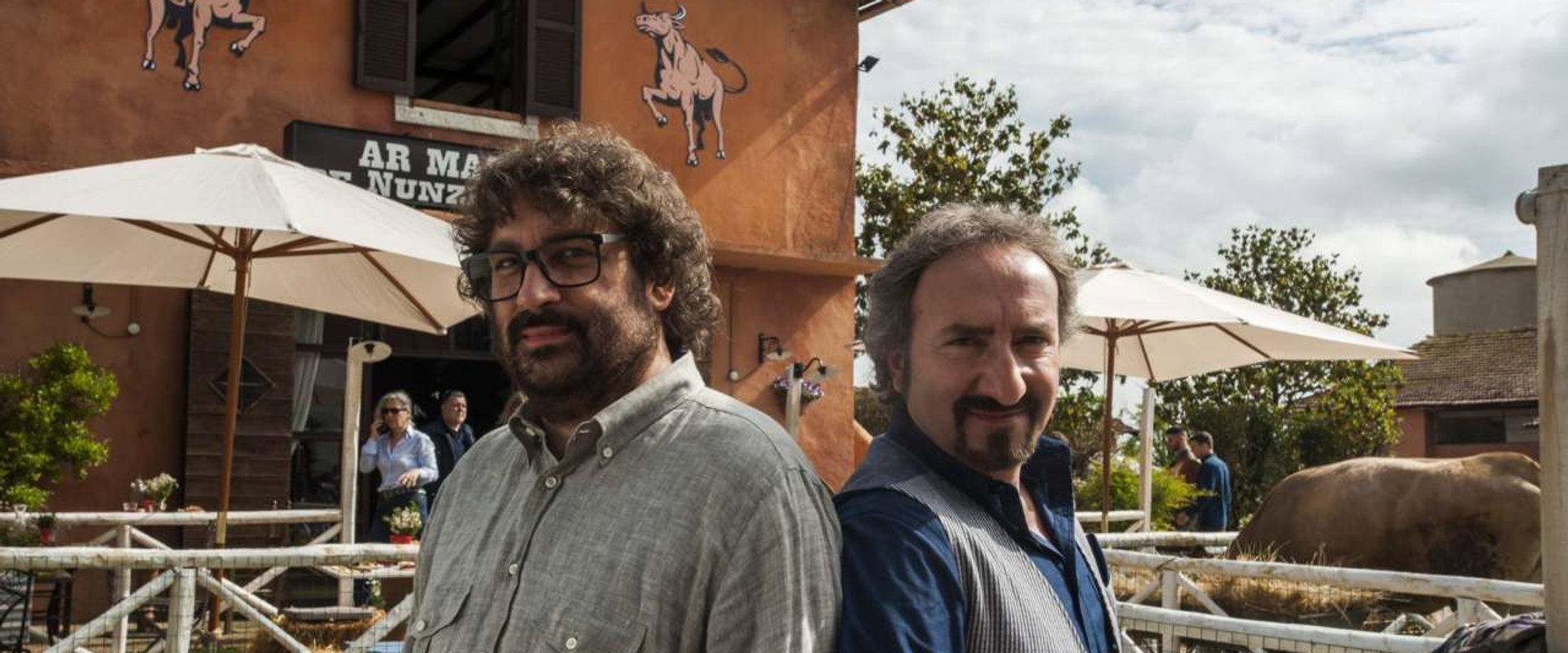 2 fantasmi di troppo backdrop