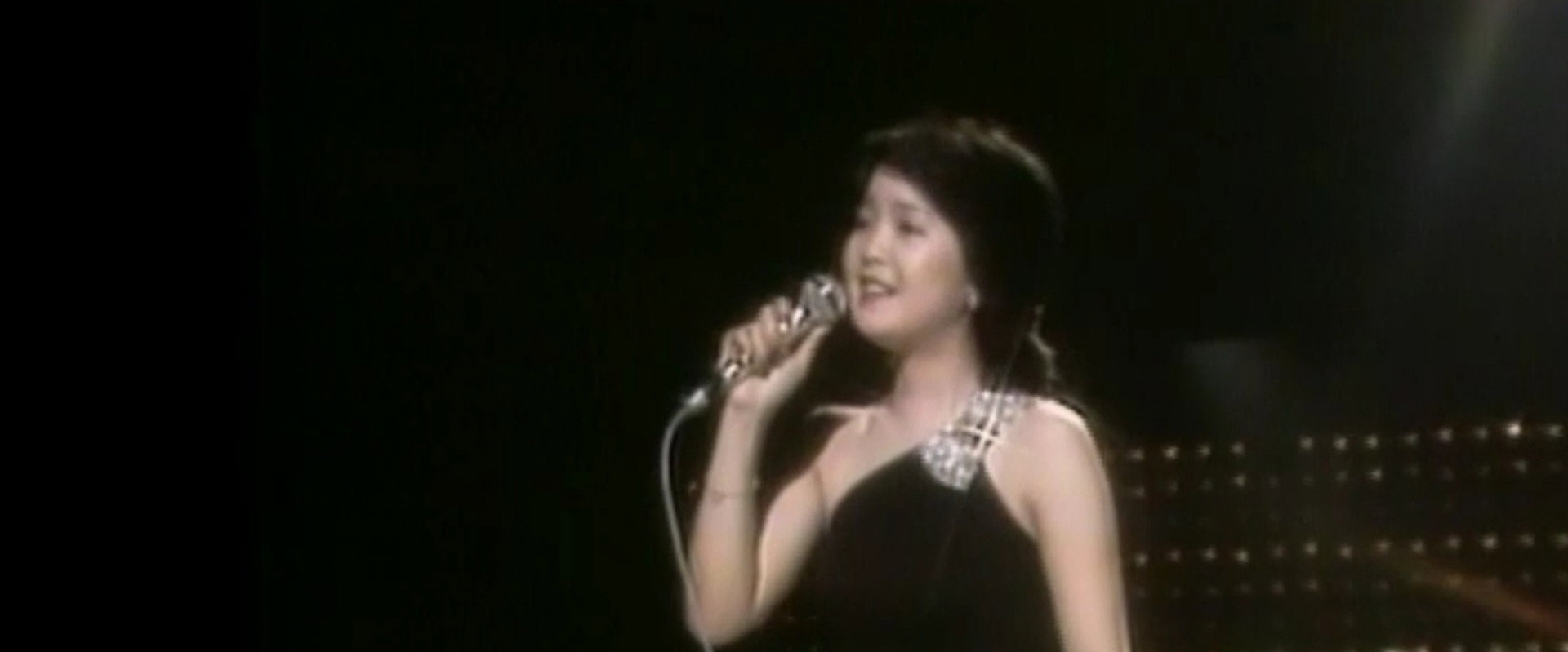 Teresa Teng — 1976 Concert in H.K. backdrop