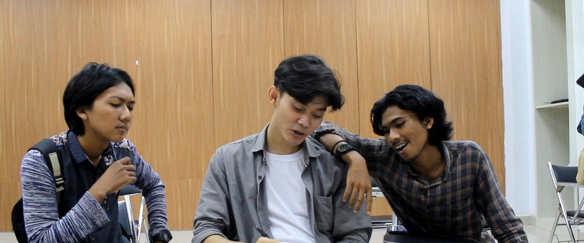 Retakan Kaca Dirumahku's banner image