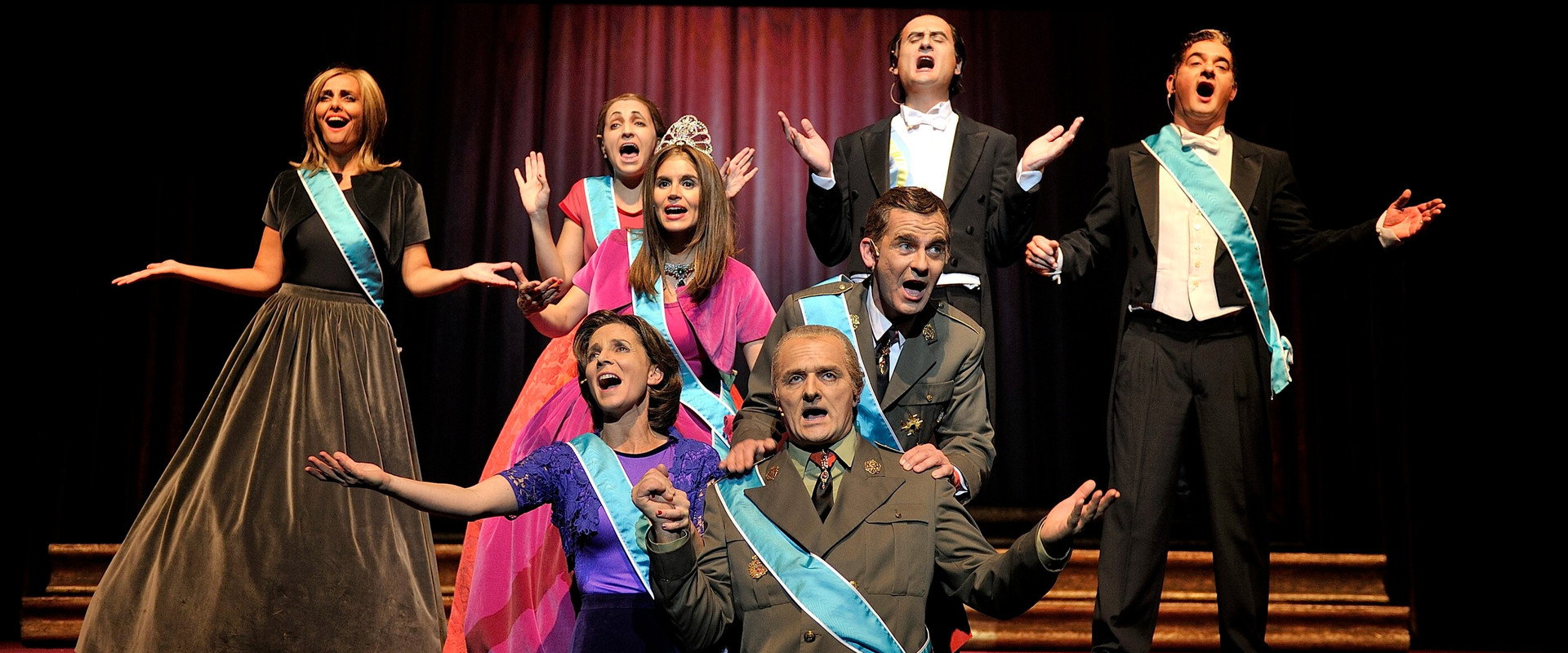 La familia irreal's banner image