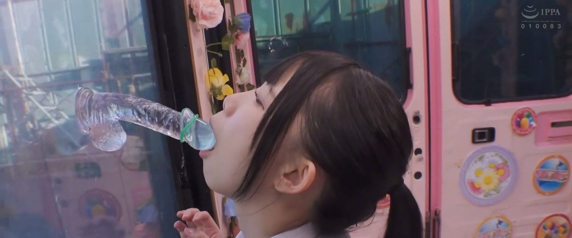 一般男女モニタリングAV×マジックミラー便コラボ企画 彼氏の目の前で路上NTR！女子○校生が初めての「お口だけでコンドーム装着」に挑戦！ノーハンドでデカチンを咥えたうぶなオマ○コは恥じらいながらもびしょ濡れ！彼氏の目の前で寝取って最後はゴムを外して生中出し！'s banner image