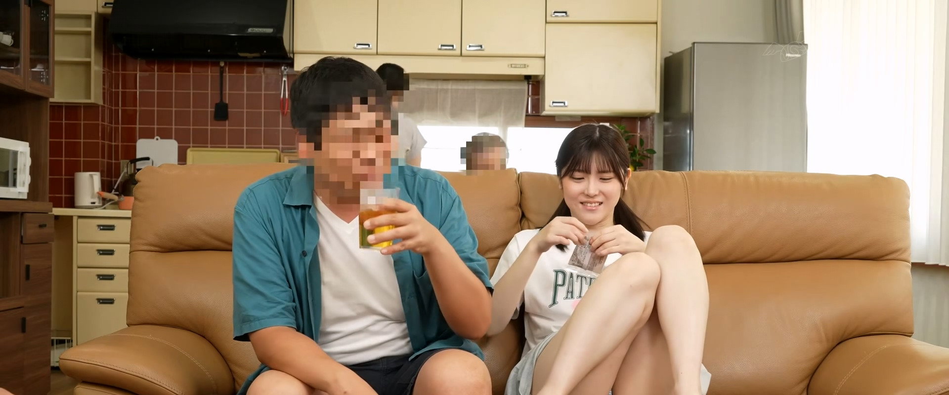 帰省中に居間でも風呂でもず～っと乳首をいじられ続け我慢できずに中出ししてしまった's banner image