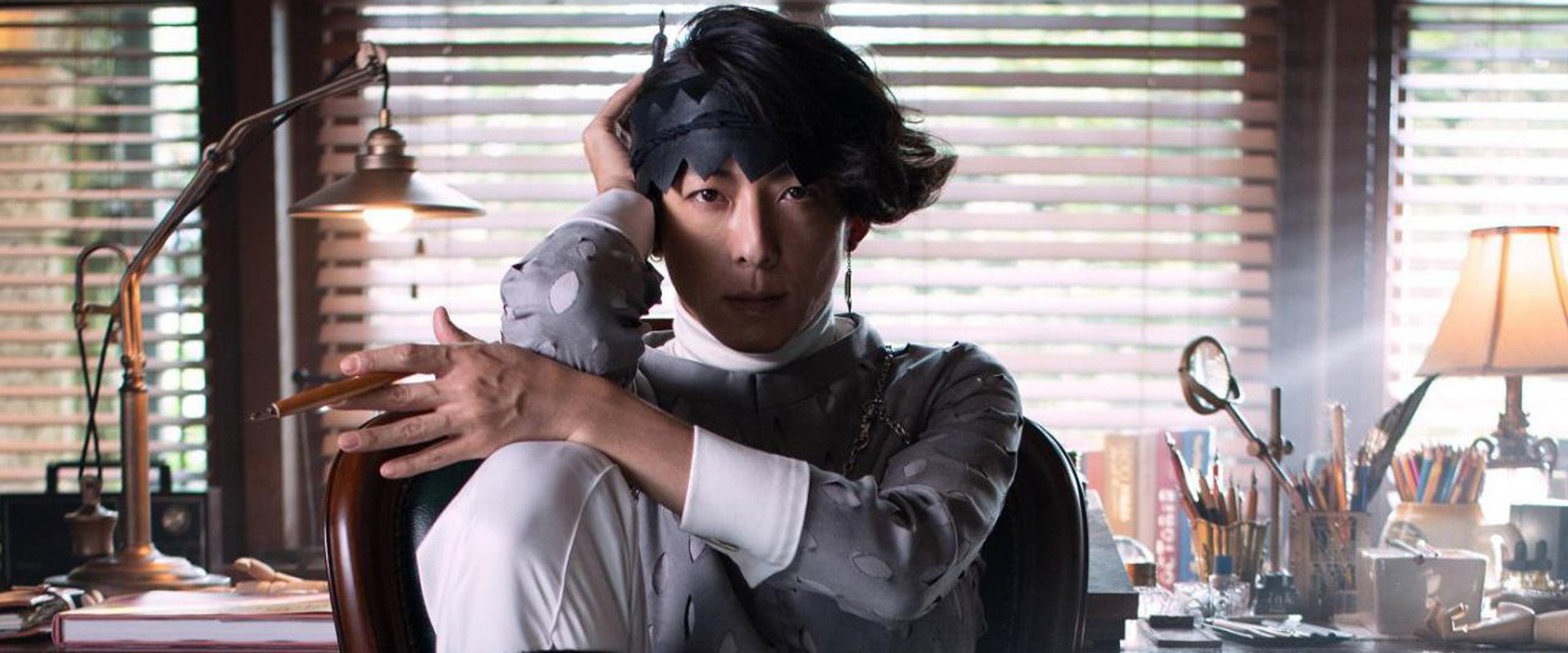 岸边露伴一动不动