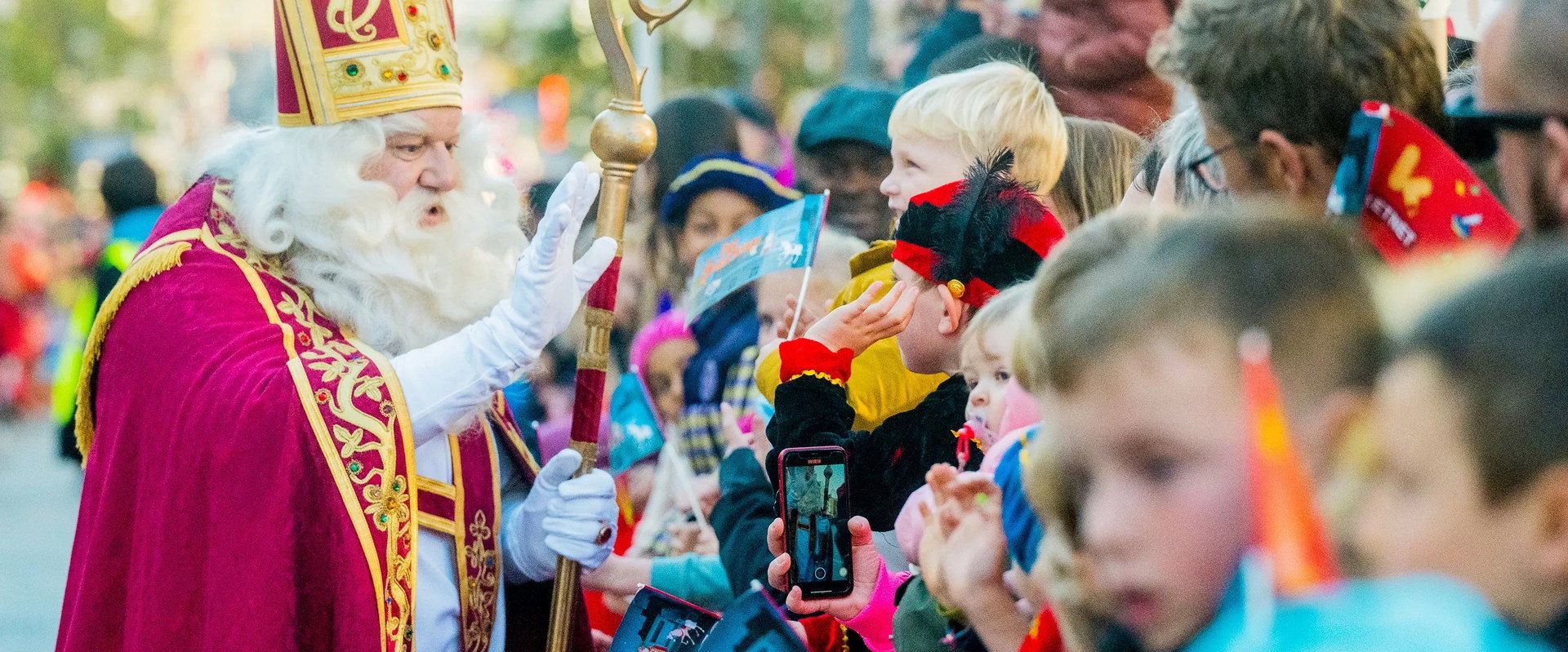 Hij komt, hij komt, ... intrede van de Sint's banner image