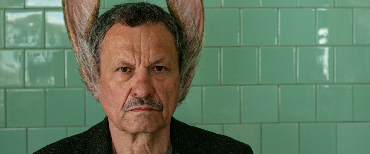 Muž so zajačími ušami