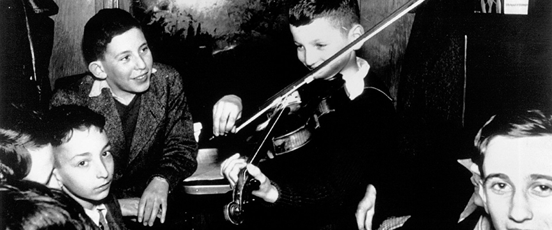 Into the Arms of Strangers: Stories of the Kindertransport