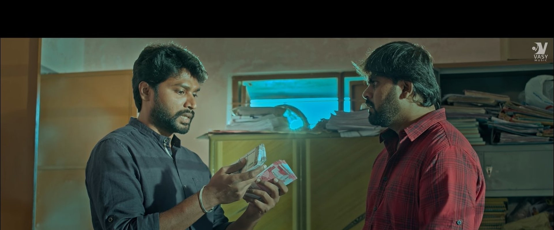 வலியோர் சிலர் filmi için arka plan görseli