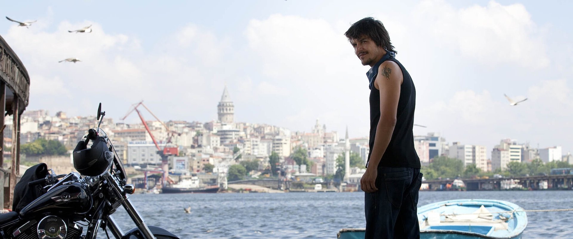 Aşk Tesadüfleri Sever filmi için arka plan görseli