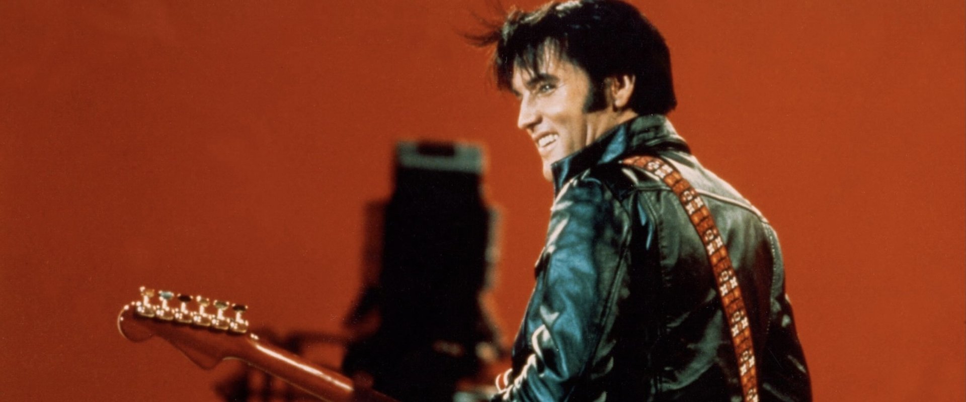 Kralın Dönüşü: Elvis Presley'nin Düşüşü ve Yükselişi filmi için arka plan görseli