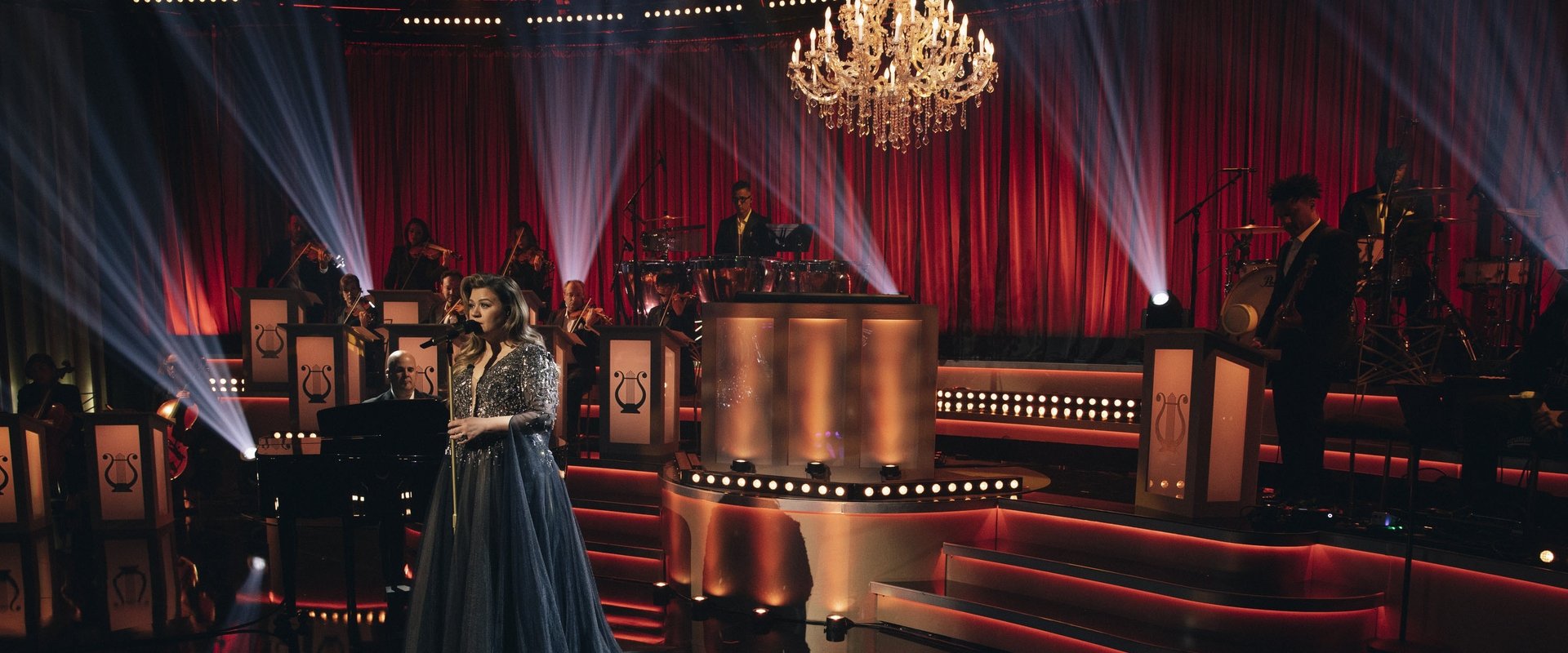 Kelly Clarkson Presents: When Christmas Comes Around