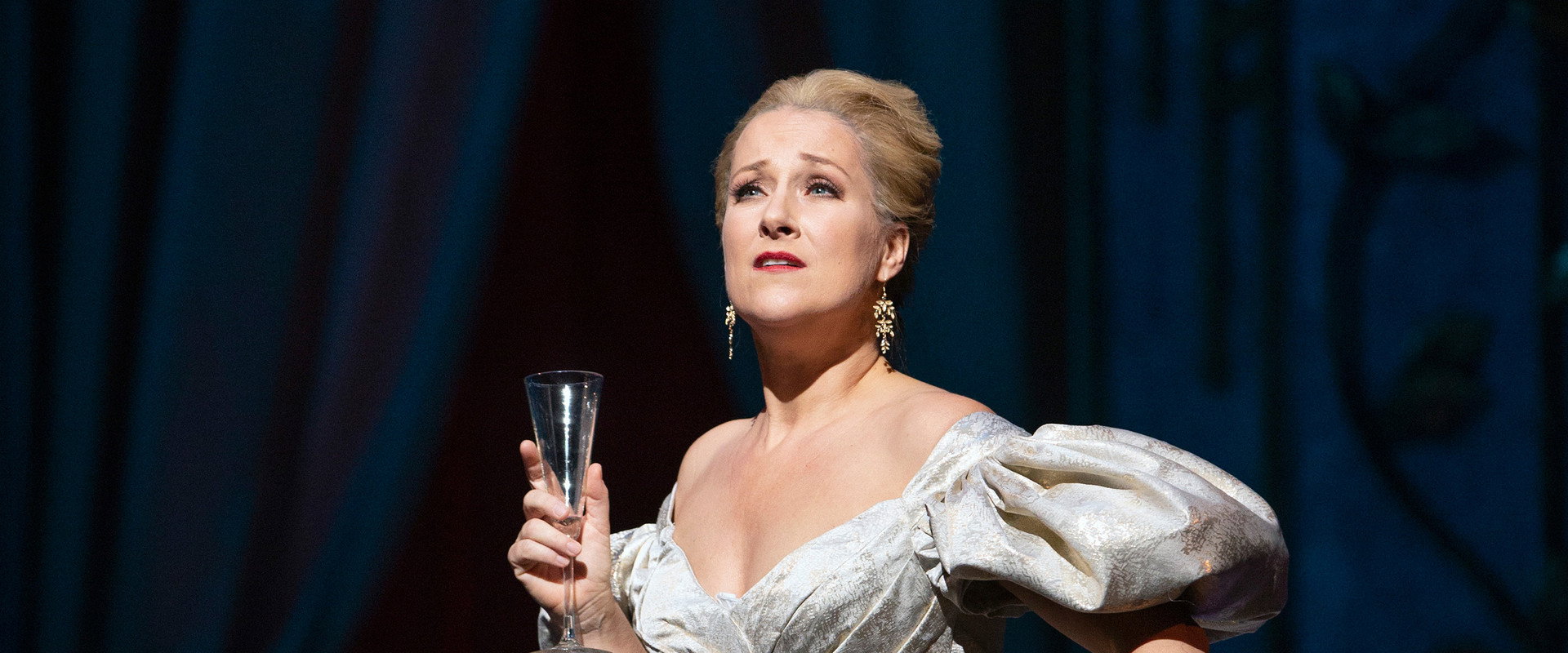 The Metropolitan Opera: La Traviata's banner image