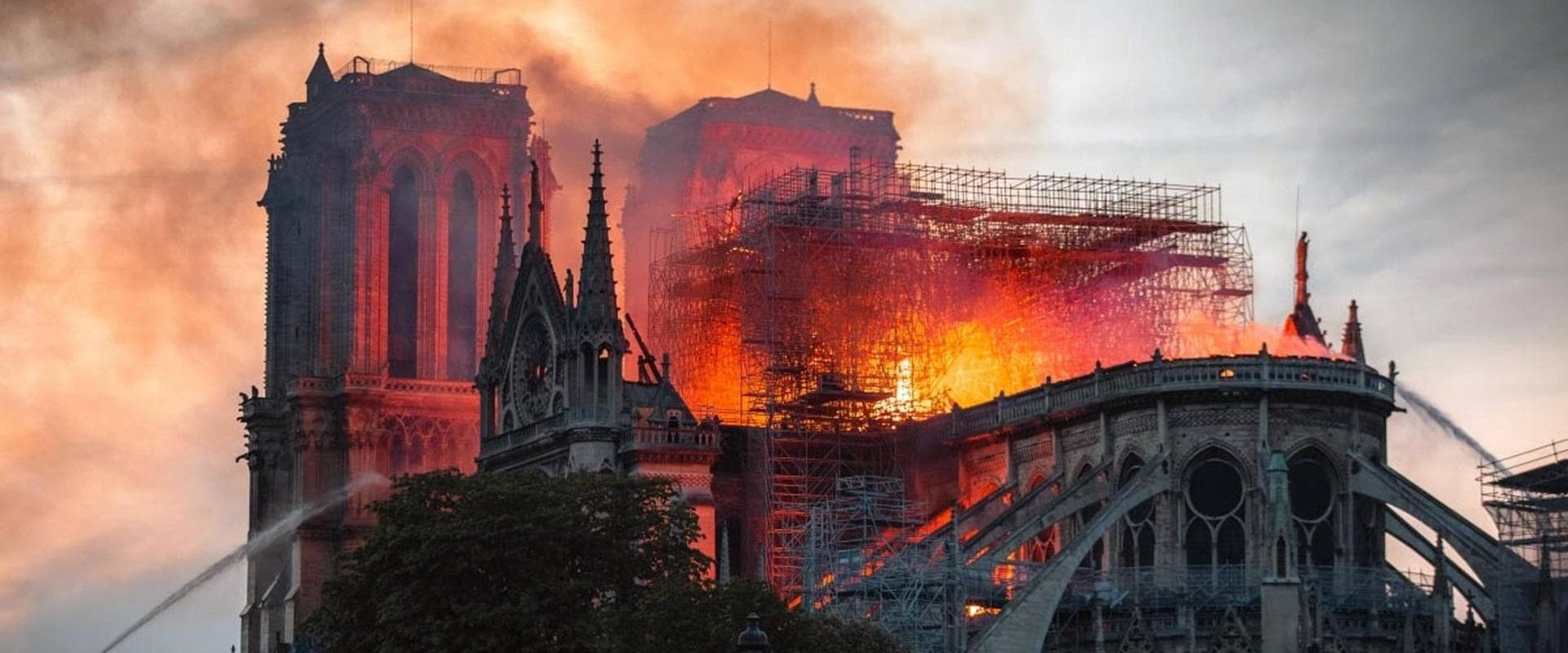 Notre-Dame i flammer