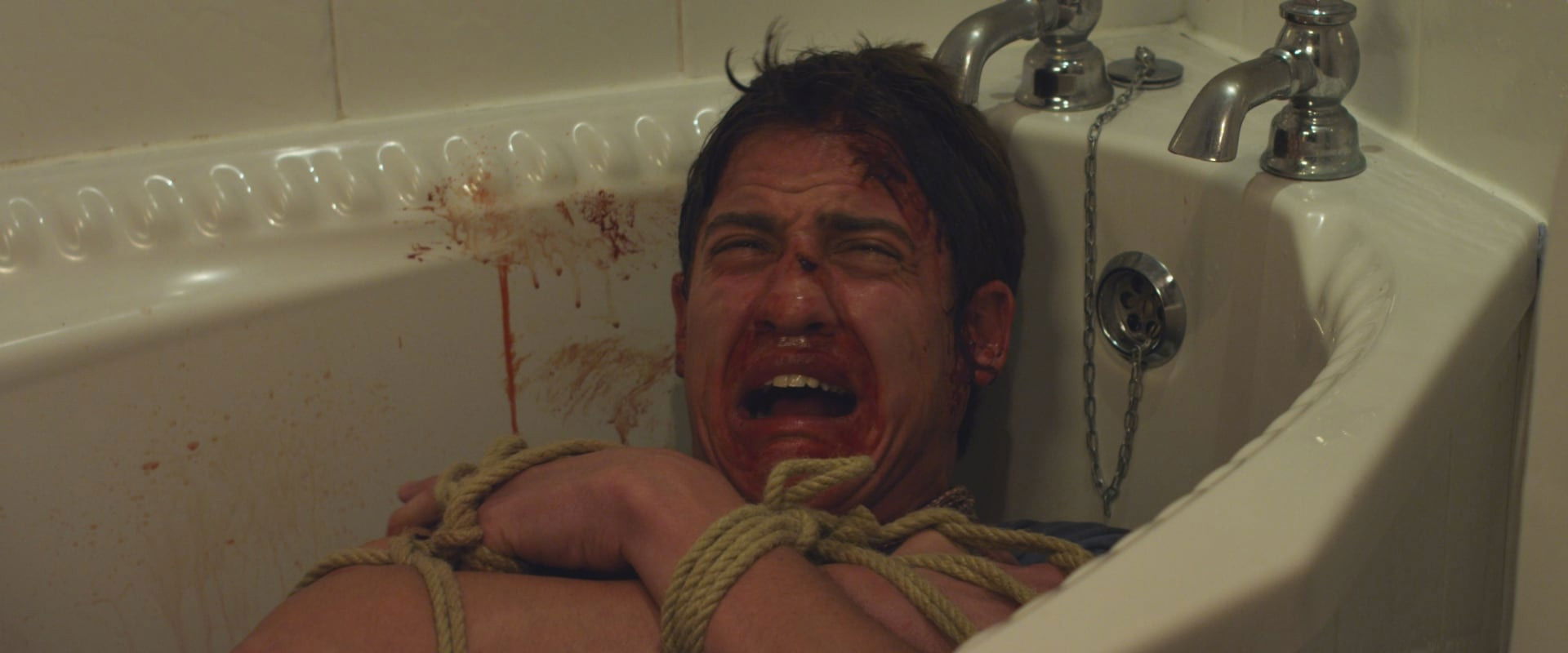 Gefesselt - Liebe. Ehre. Gehorsam.