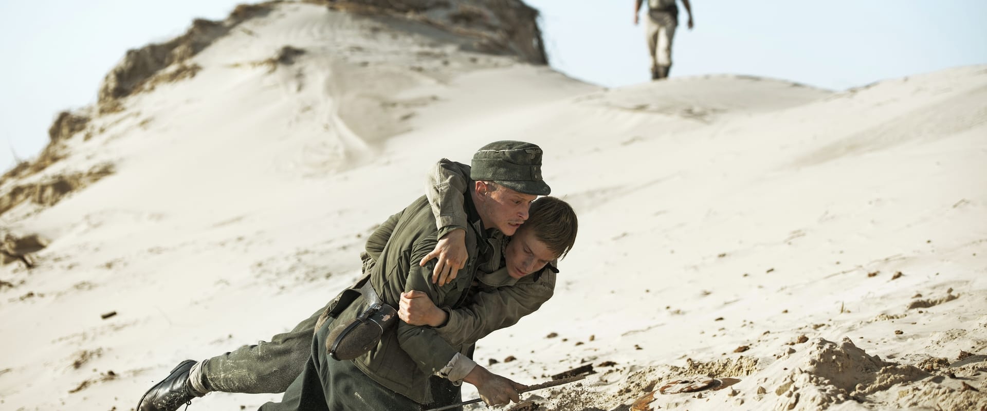 Land of Mine (Bajo la arena)