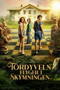 Tordyveln flyger i skymningen