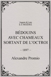 Bédouins avec chameaux sortant de l’octroi