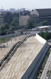 Постер к фильму Bernauer Straße 1-50 oder Als uns die Haustür zugenagelt wurde (1981)