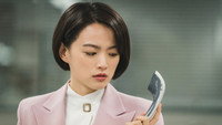 Обои к фильму «Телеведущая (2022)» — (11 из 25)