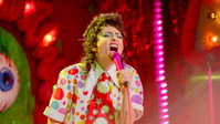 «Sarah Squirm: Live + in the Flesh (2025)» — обои к фильму #1