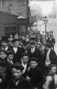 Постер к фильму Messrs Lumb and Co Leaving the Works, Huddersfield (1900)