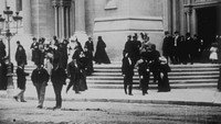 «Nîmes, sortie de l'église (1896)» — обои к фильму #1