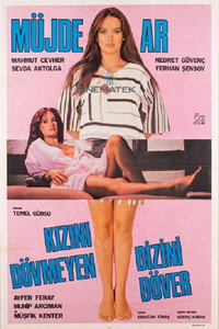 Постер фильма «Kizini Dövmeyen Dizini Döver (1977)» — (2 из 2)