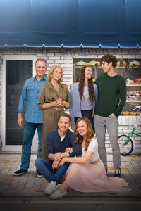 Постер фильма «Dating the Delaneys (2022)» — (2 из 4)