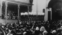«L.L. M.M. le Tsar et la Tsarine entrant dans l'église de l'Assomption [Moscou] (1896)» — обои к фильму #1