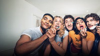 Обои к сериалу «Взрослые (2025)» — (22 из 56)
