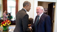 «David Attenborough Meets President Obama (2015)» — обои к фильму #3