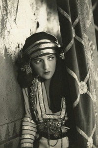 Постер к фильму Она — шейх (1927)