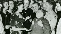 «Шоу-бизнес на войне (1943)» — обои к фильму #1