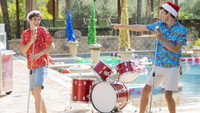 «High School Musical: The Musical: The Holiday Special (2020)» — обои к фильму #4
