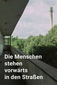 Die Menschen stehen vorwärts in den Straßen