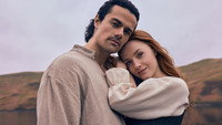 Обои к сериалу «Чужестранка: Кровь от крови моей (2025)» — (30 из 112)