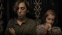 «Позади старуха (2010)» — обои к фильму #1
