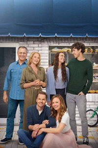Постер фильма «Dating the Delaneys (2022)» — (1 из 4)