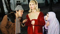 «Под нескромными взглядами (2002)» — обои к фильму #1